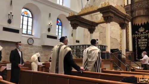 VIDEO: Heartwarming singing upon the return to the Churvah Shul in the Old City this morning 1